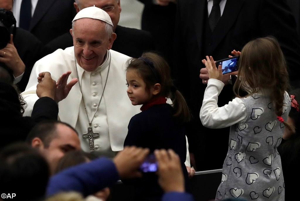 El Papa y la niña del móvil