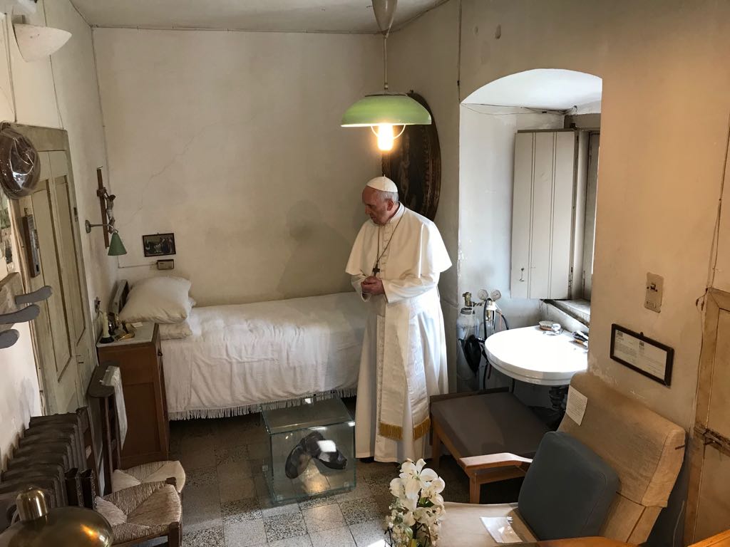 El Papa en la habitación del Padre Pío