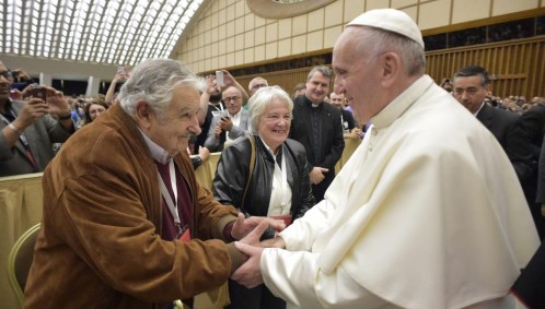 El Papa saluda a Pepe Mujica