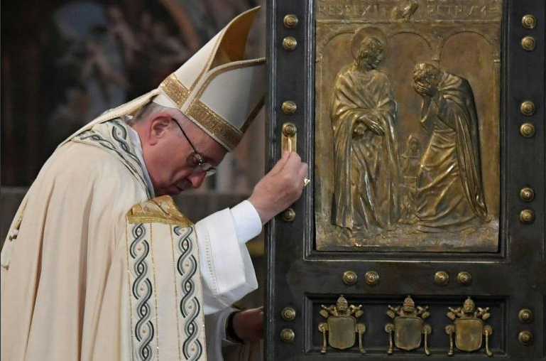 El Papa cierra la puerta santa
