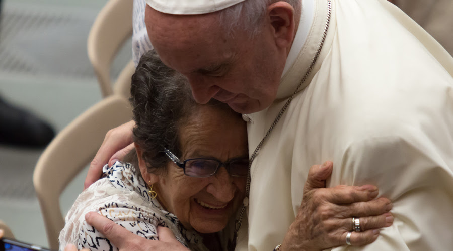 El Papa y la anciana