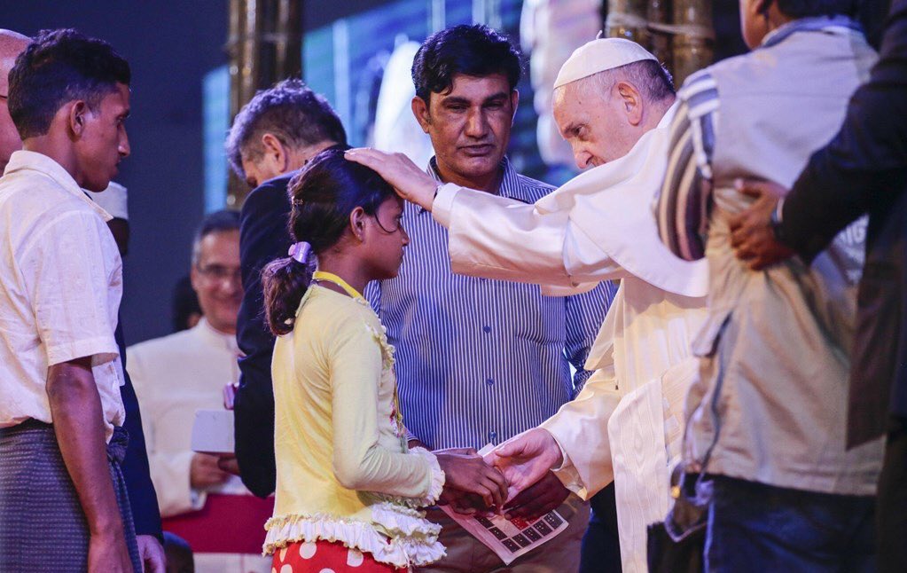 El Papa bendice a la niña rojingya